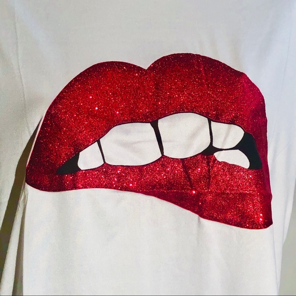 NEW..! Women’s M White T-Shirt RED LIPS👄GLITTER - Picture 2 of 8